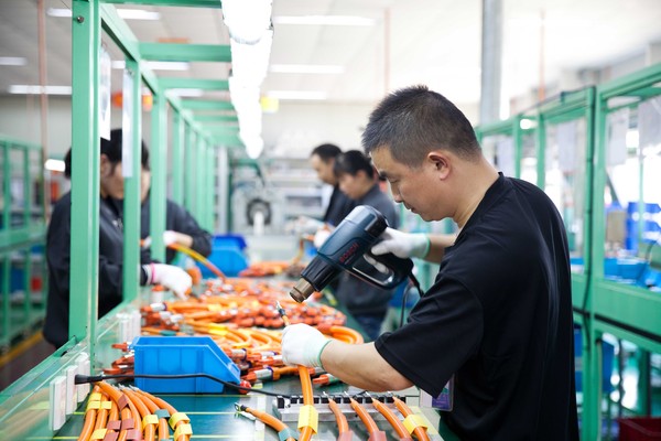 LS EV코리아 중국 사업장에서 직원이 ‘고전압 하네스’ 제품을 조립하고 있다.