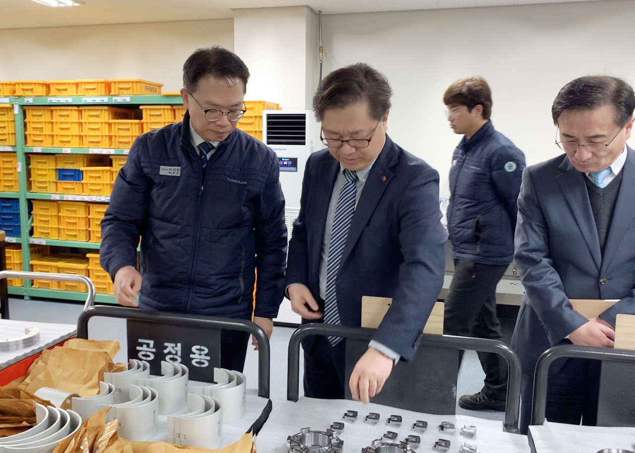 박일준 동서발전 사장(왼쪽에서 두 번째)이 하현천 터보링크 대표(왼쪽에서 첫 번째)로부터 생산 품목에 대한 설명을 듣고 있다.