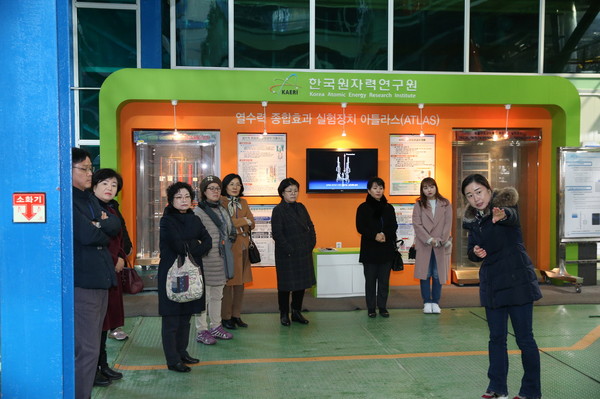 대전·세종지역 교원들이 한국원자력연구원 열수력종합효과실험장치(ATLAS)를 견학하고 있다.