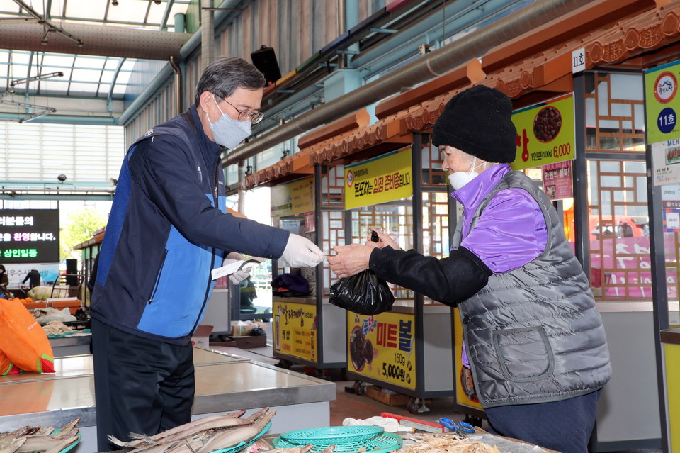 지역경제 및 전통시장 활성화를 위한 한수원 장보기 행사에 참석한 정재훈 사장이 경주 전통시장에서 물품을 구입하고 있다.