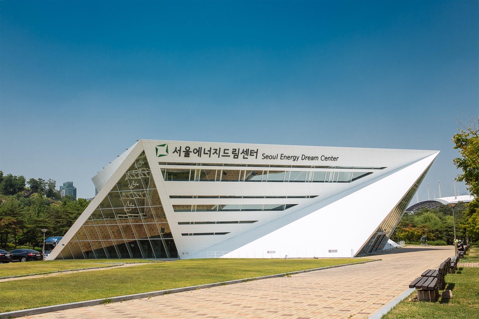 서울시의 대표적인 제로에너지 공공건축물인 서울에너지드림센터. 지난해 1월 본 인증 건물 중에서 최초로 3등급(ZEB 3)을 획득했다.