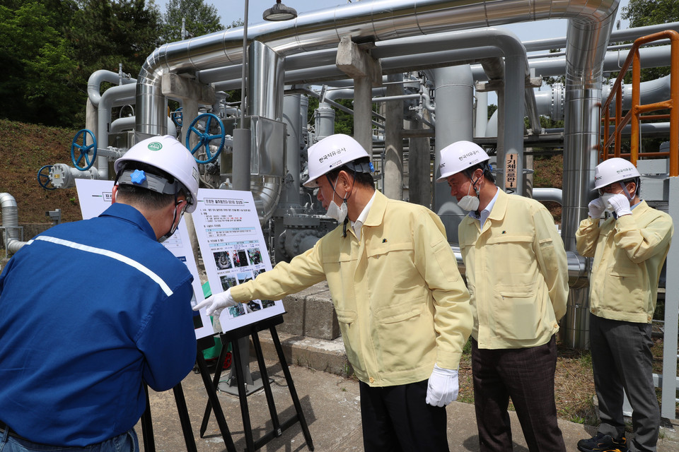 양수영 석유공사 사장(왼쪽에서 두 번째)이 2020년 국가안전대진단의 일환으로 평택 석유비축기지를 방문해 안전점검을 펼치고 있다.