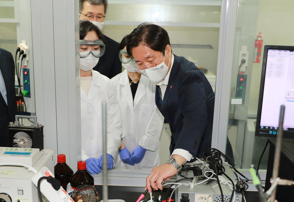 성윤모 산업부 장관이 지난 22일 슈퍼태양전지 연구현장을 방문해 태양전지 소자와 셀을 활용한 제품 시연에 참여하고 있다.