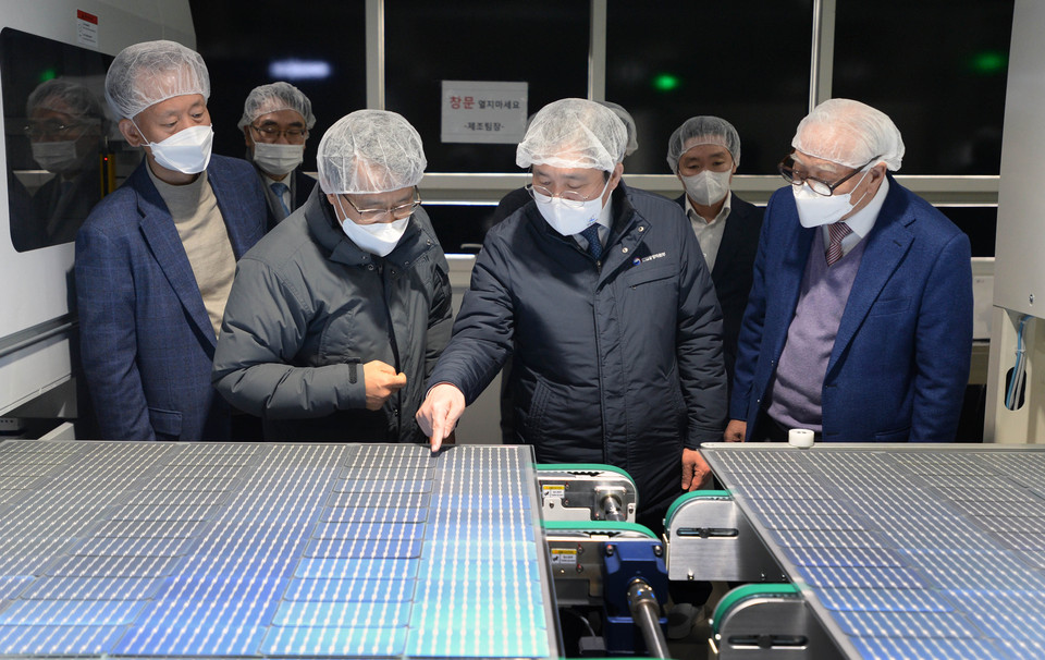 성윤모 산업통상자원부 장관(앞줄 왼쪽 세 번째)이 12일 태양광 모듈 제조기업인 신성이엔지 전북 김제공장을 방문해 제조공정 현장을 둘러보고 있다.