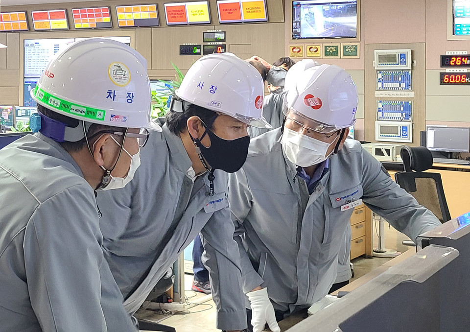 12일 울산발전본부를 방문한 김영문 동서발전 사장(왼쪽 두 번째)이 직원들과 함께 현장 안전점검을 펼치고 있다.
