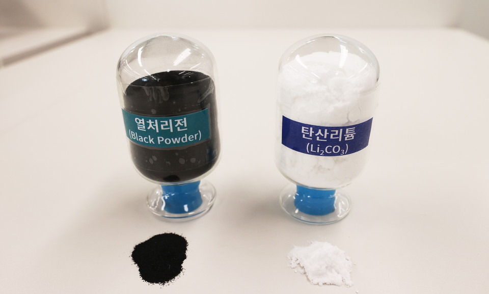 탄산리튬의 원료가 되는 블랙파우더(왼쪽)와 두산중공업이 독자 기술로 생산한 탄산리튬.