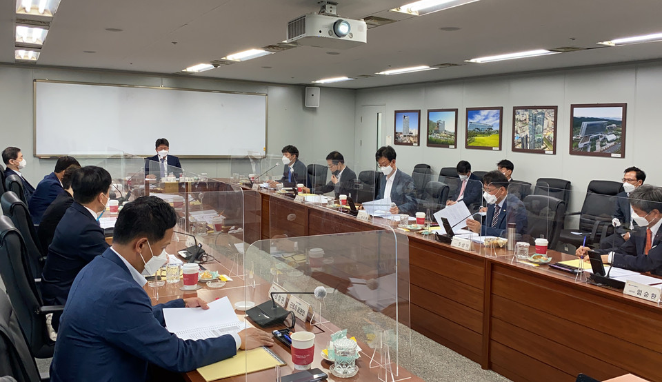 동서발전은 28일 서울 발전공기업협력본부에서 이사회를 열어 친환경에너지 추진위원회 운영 결과를 공유했다.