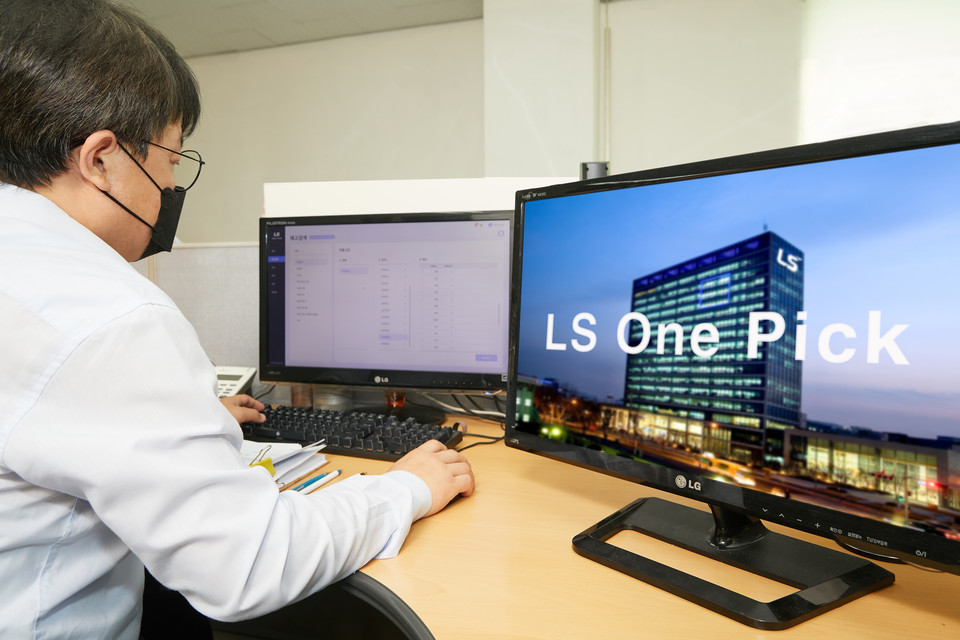 LS전선 케이블 유통점 직원이 사무실에서 온라인 B2B 판매 시스템 ‘원픽’을 통해 재고 상황을 확인하고 있다.