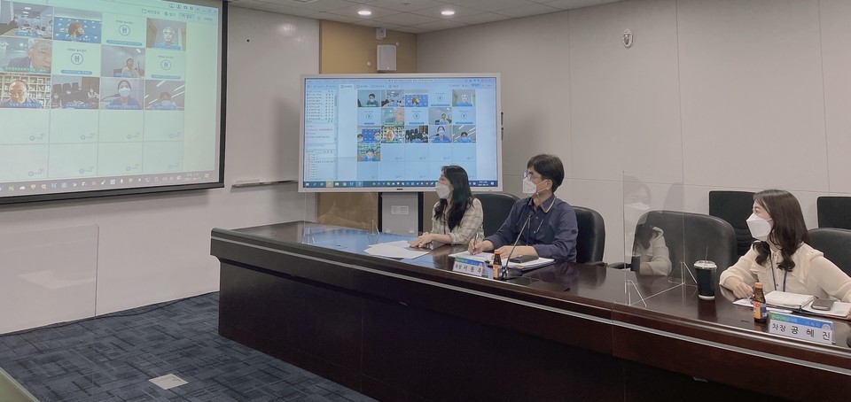 15일 온라인으로 진행된 ‘2021년 제1차 광역 청렴시민감사관 공동 토론회’에서 한수원 측 참가자들이 회의를 진행하고 있다.