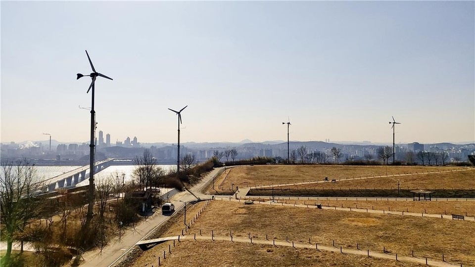 서울시 마포구 소재 하늘공원에 설치된 소형풍력발전기.