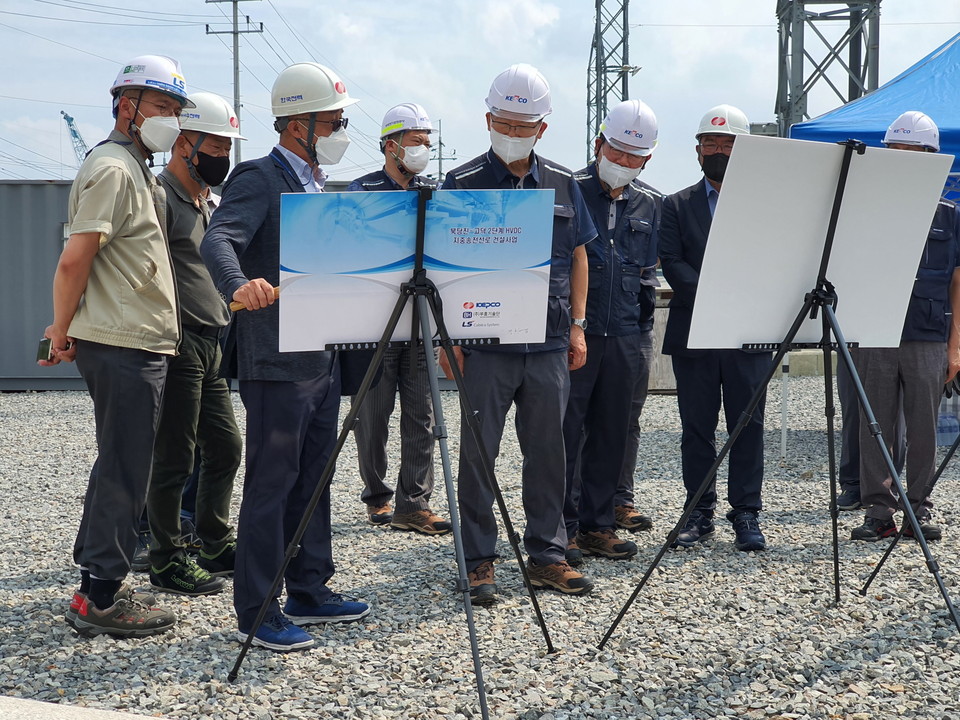 박지현 전기안전공사 사장(왼쪽 다섯 번째)이 한전 변환소 관계자로부터 설비에 대한 설명을 듣고 있다.