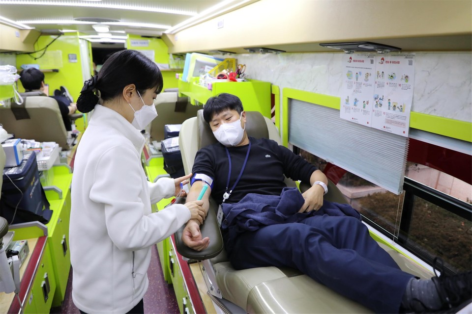 서울에너지공사 직원이 헌혈을 하고 있다.