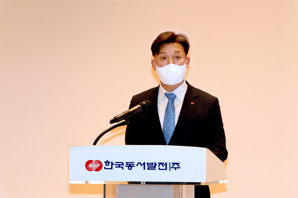 김영문 동서발전 사장이 3일 울산 본사에서 열린 시무식에서 신년사를 하고 있다.