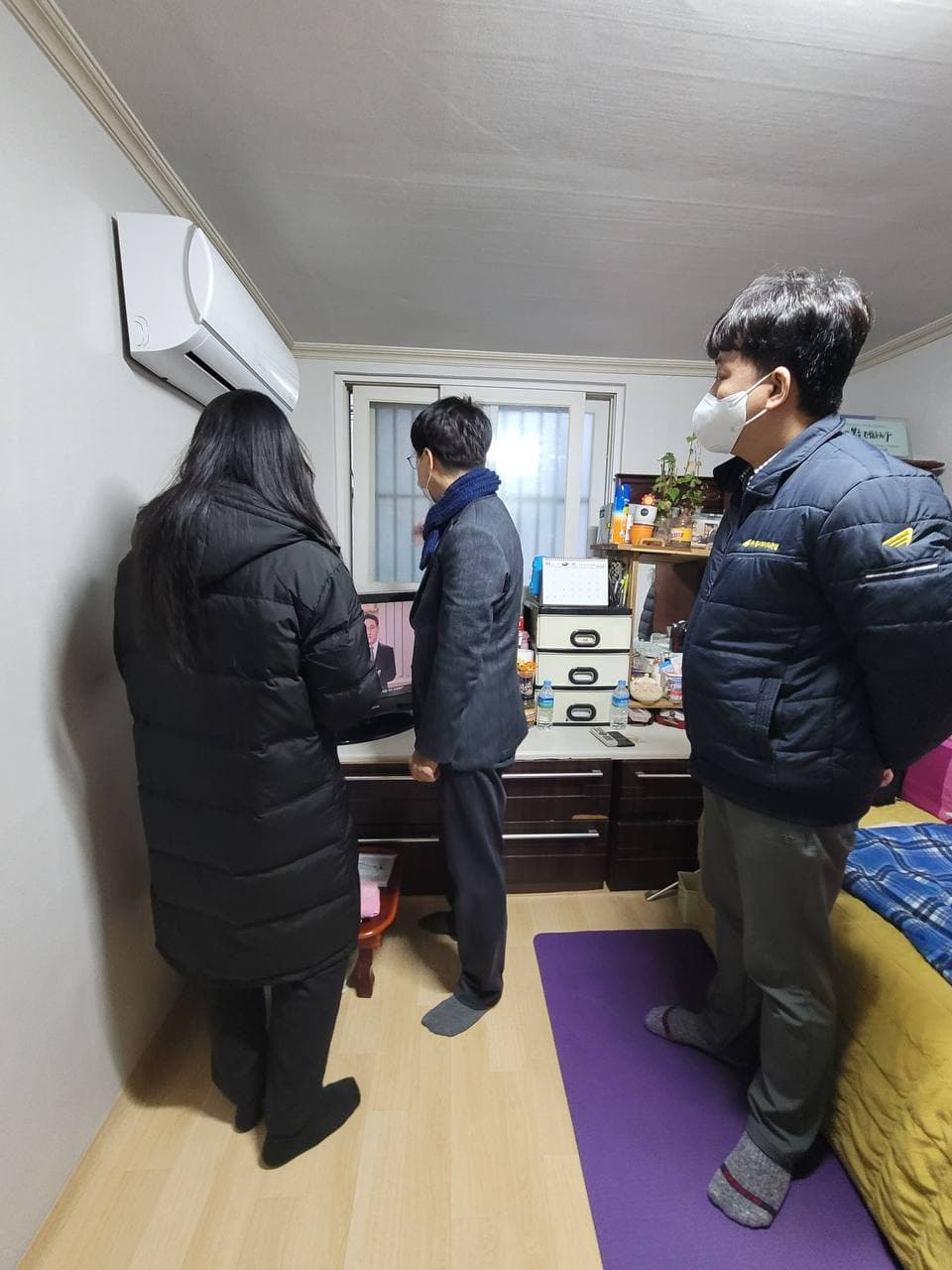 주영남 에너지재단 사무총장(가운데)이 5일 서울 영등포구 소재 에너지복지 지원 가구를 방문해 단열 및 창호 상태를 점검하고 있다.