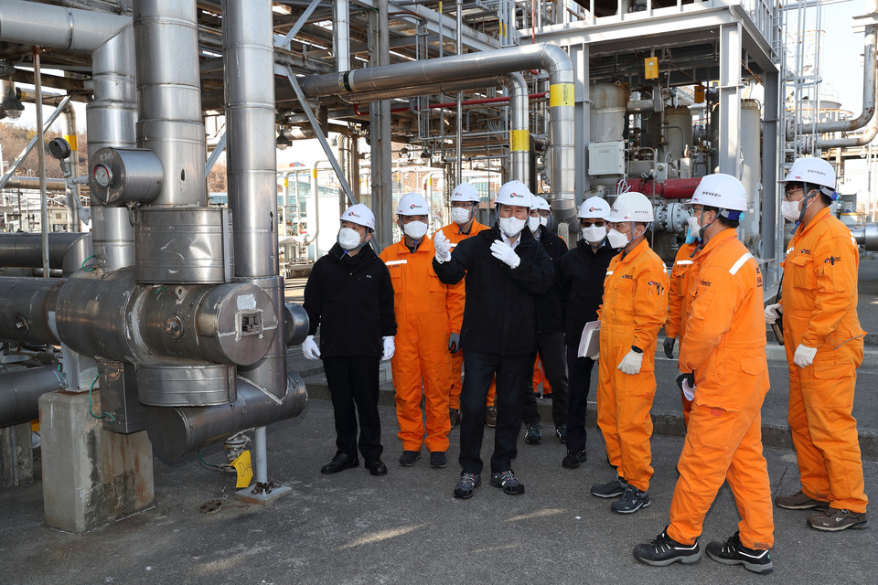 8일 동해-1 가스전운영사무소를 방문한 김동섭 석유공사 사장(앞줄 왼쪽 세 번째)이 임직원들과 함께 안점점검을 하고 있다.