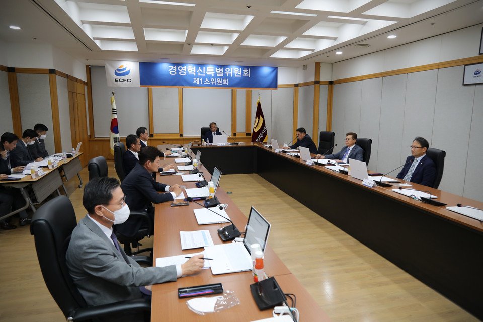 전기공사공제조합 경영혁신특별위원회 제1소위원회 위원들이 지난달 31일 열린 3차 회의에서 주요 안건을 검토하고 있다.