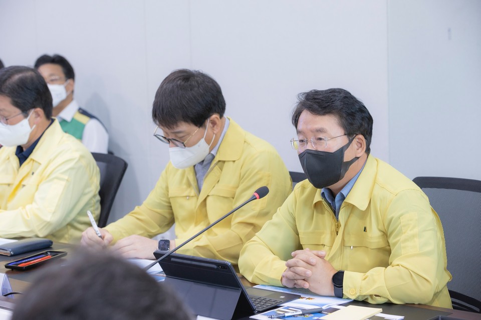 이승우 남부발전 사장(오른쪽 첫 번째)이 22일 부산 본사 중앙통제센터에서 ‘2022년 을지연습’ 최초 상황보고 회의를 주재하고 있다.