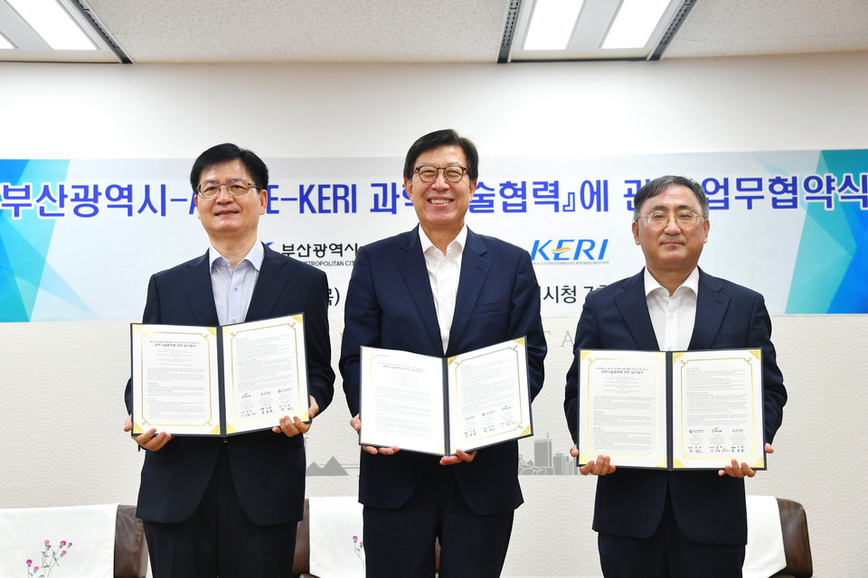 (왼쪽부터) 김남균 전기연구원장 직무대행, 박형준 부산광역시장, 김일용 AKCSE 회장이 과학기술 분야 협력과 교류, 우호 증진 등을 위한 업무협약을 체결 후 기념촬영을 하고 있다.