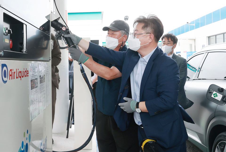 지난 29일 인천공항(T2) 수소충전소를 방문한 박일준 산업통상자원부 2차관이 셀프 충전을 시연해보고 있다.