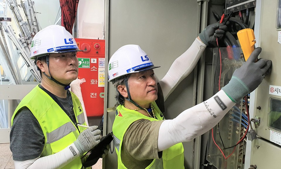 31일 전남 광주 양동복개상가 전기 안전 점검에 나선 LS전선 작업자들이 사물인터넷(IoT)이 적용된 케이블 원격관리시스템 ‘아이체크(i-check)’를 설치하고 있다.