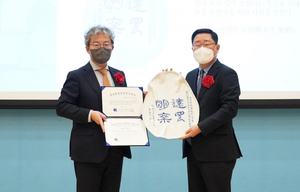 조석 현대일렉트릭 대표이사 사장(오른쪽)이 21일 열린 ‘2022년 한국품질경영학회 추계 학술대회 품질상 시상식’에서 ‘글로벌품질경영인 대상’을 수상하고 있다.