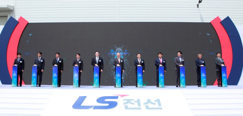 2일 열린 LS전선 ‘HVDC 해저케이블 공장 준공식’에서 구자은 LS그룹 회장(왼쪽 여섯 번째), 명노현 LS 대표(왼쪽 일곱 번째), 구본규 LS전선 대표(왼쪽 다섯 번째) 등 참석자들이 기념 세리머니를 하고 있다.