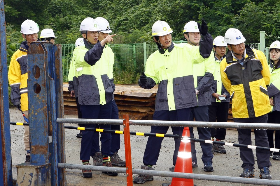 조성돈 원자력환경공단 이사장(왼쪽 두 번째)이 30일 경주 방폐장 2단계 건설 현장을 찾아 직원들과 함께 여름철 자연재난 대비 안전 점검을 진행하고 있다.