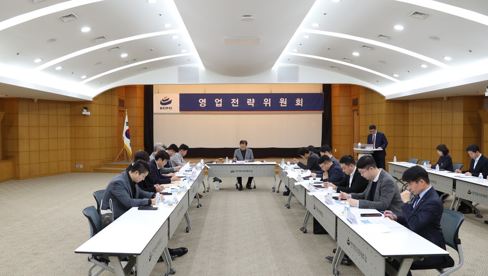 21일 열린 전기공사공제조합 제5회 영업전략위원회에서 위원들이 회의 안건을 논의하고 있다.