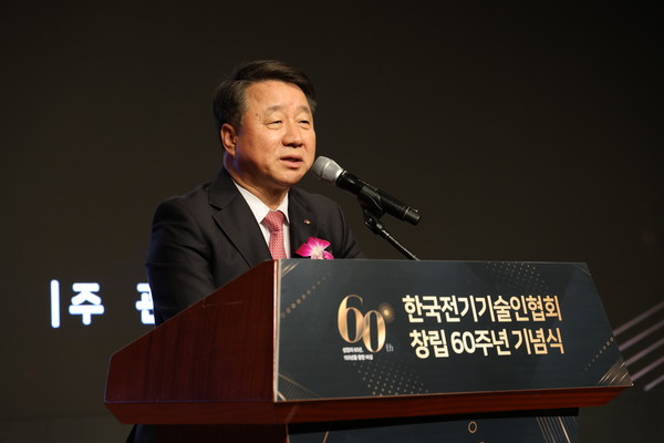 김선복 전기기술인협회 회장이 기념사를 하고 있다.