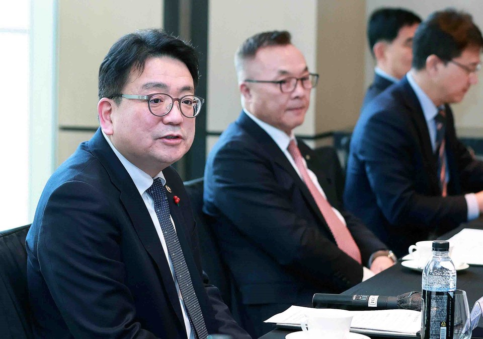 최남호 산업통상자원부 제2차관(왼쪽)이 1일 서울 포시즌스 호텔에서 열린 원전업계 최고경영자(CEO) 간담회에서 발언하고 있다. 오른쪽은 황주호 한국수력원자력 사장.
