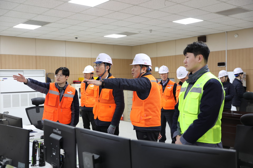 이승현 서울에너지공사 사장(앞줄 왼쪽 두 번째)이 지난 2일 마곡플랜트를 찾아 임직원들과 함께 안전점검을 하고 있다.