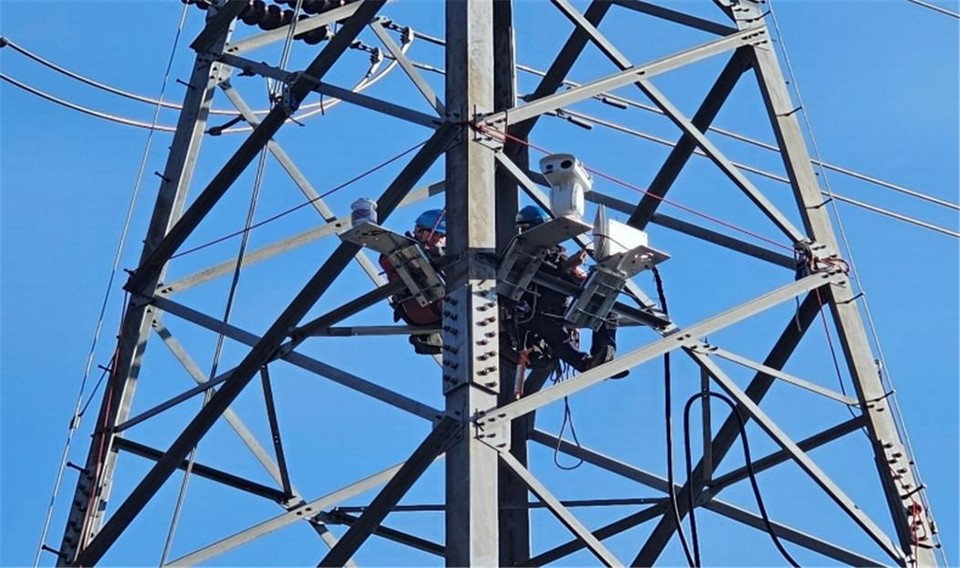 한전 관계자들이 송전철탑에 산불 대응을 위한 감시 카메라를 설치하고 있다.