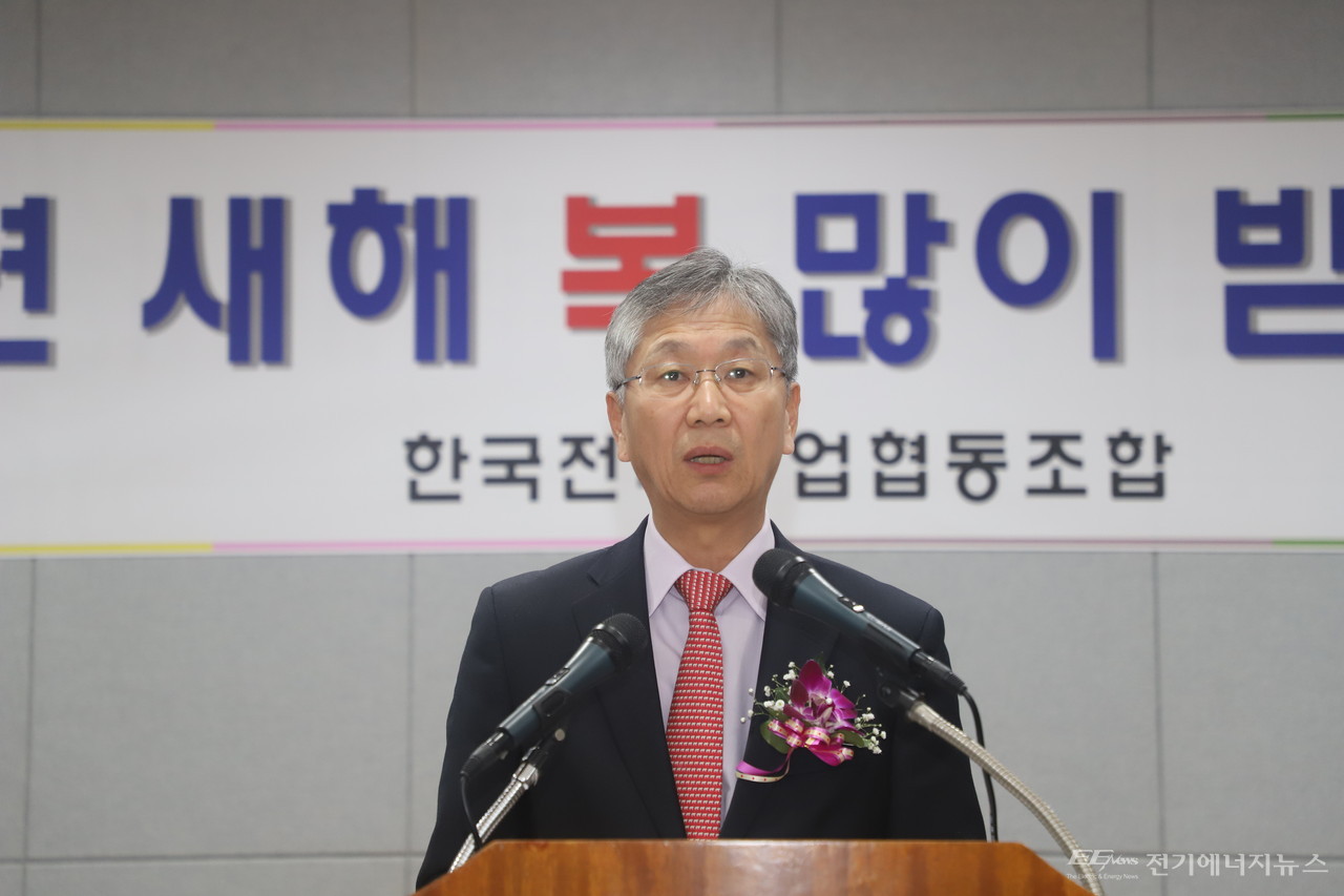 곽기영 전기공업협동조합 이사장이 7일 열린 신년인사회에서 신년사를 발표하고 있다.