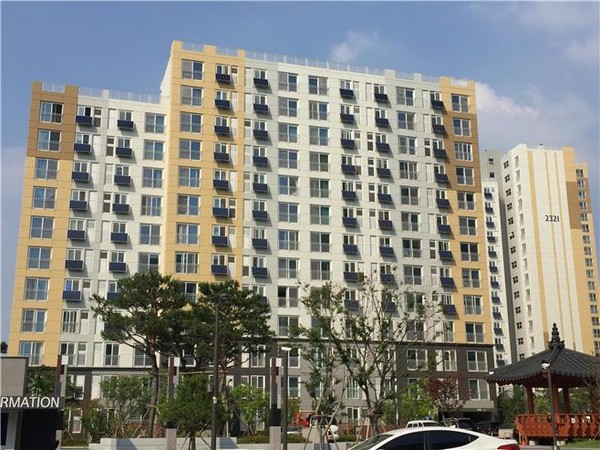 베란다형 태양광 미니발전소가 설치된 송파구 장지동 위례포레샤인 아파트.