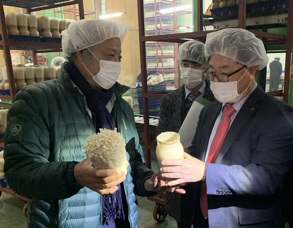 박일준 동서발전 사장(오른쪽)이 그린피스농원 관계자로부터 버섯 생산시설에 대한 설명을 듣고 있다.
