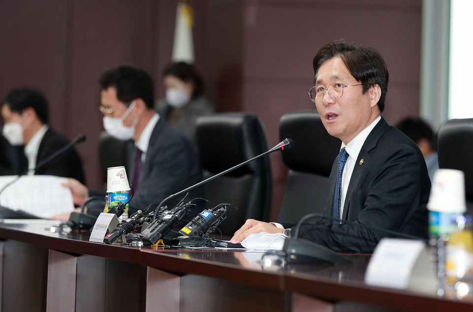 지난 22일 서울 무역보험공사 대회의실에서 열린 '정유업계 간담회'를 주재한 성윤모 산업통상자원부 장관이 인사말을 하고 있다.