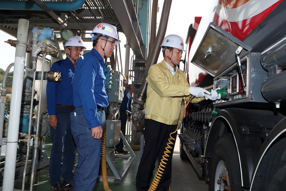 양수영 석유공사 사장(오른쪽)이 평택 석유비축기지 비축유 입출하 현장을 점검하고 있다.