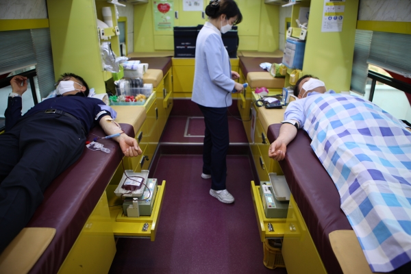 석탄공사 임직원들이 지난 27일 강원혈액원의 이동 헌혈차량에 올라 헌혈을 하고 있다.