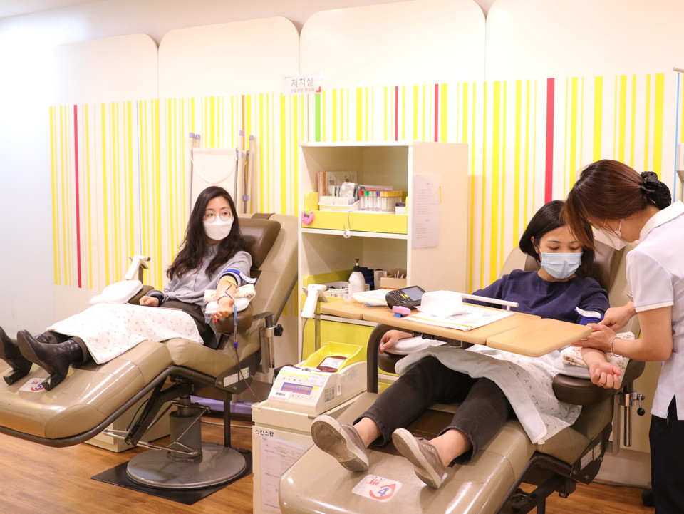 서울에너지공사 직원들이 헌혈을 하고 있다.