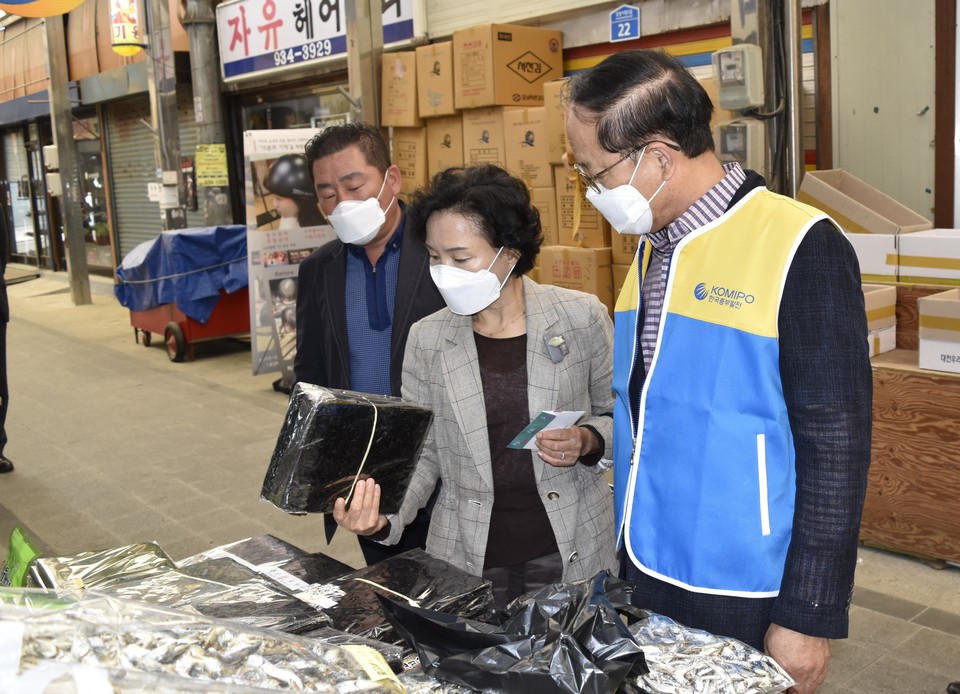 박형구 중부발전 사장(오른쪽)이 지난 14일 보령전통시장에서 지역경제화폐로 물품을 구매하고 있다.