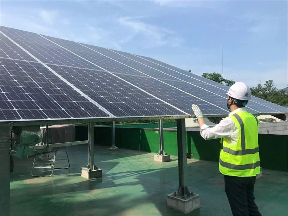 서울에너지공사 직원이 복지시설에 설치된 햇빛행복발전소 현장에서 안전점검을 하고 있다.