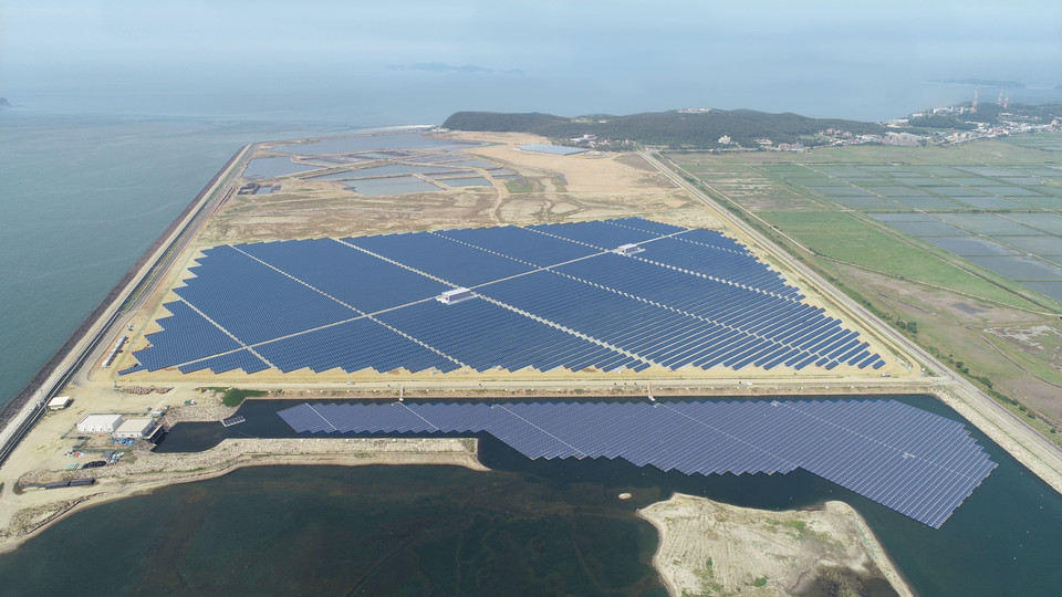 동서발전 당진화력발전소 회처리장에 건설된 25MW 규모의 태양광발전소 전경.