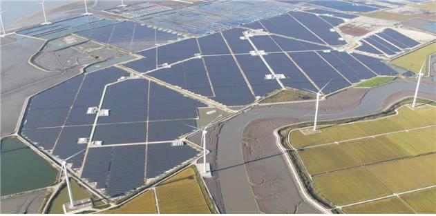 중부발전이 건설한 100MW급 태양광 연계 312MWh ESS 단지 전경.