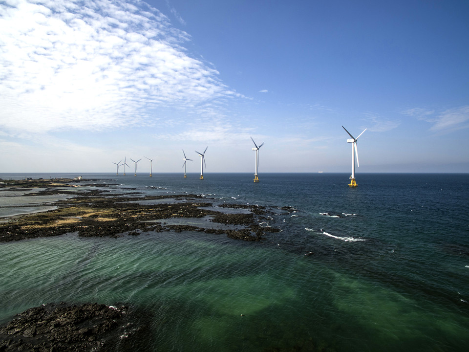 남동발전이 2017년 11월 준공한 제주 탐라해상풍력단지. 국내 첫 해상풍력 구축 사업인 탐라해상풍력단지는 100% 국산화한 풍력발전기 10기를 설치, 연간 8만5000MWh의 친환경 에너지를 생산·공급한다.