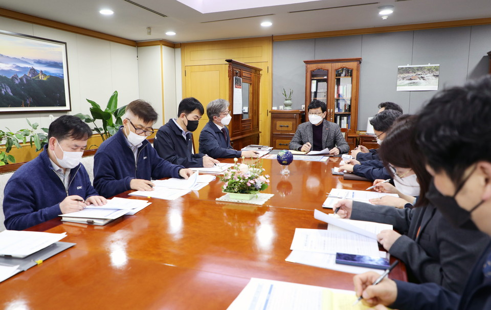 황창화 한국지역난방공사 사장이 비상경영 대책반 회의를 주재하고 있다.
