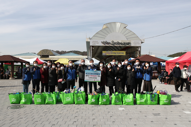 한국수력원자력 새울원자력본부는 23일 울산 남창 옹기종기시장을 방문해 ‘CEO와 함께하는 정월대보름 맞이 전통시장 장보기 행사’를 가졌다.