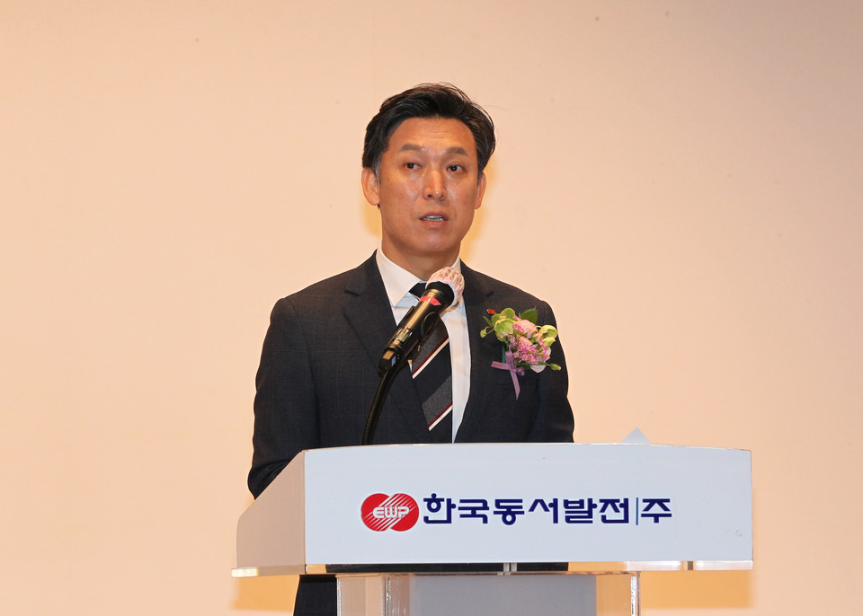 김영문 동서발전 신임 사장이 26일 울산 본사 대강당에서 열린 취임식에서 취임사를 하고 있다.