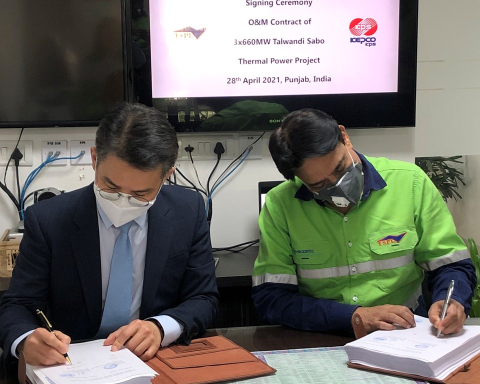이정민 한전KPS 해외발전사업처 사업운영실장(왼쪽)과 비카스 샤르마(Vikas Sharma) TSPL CEO가 계약서에 서명하고 있다.