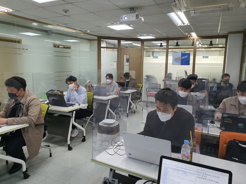 남부발전 직원들이 서울 강남구에 위치한 (주)에코아이티 본사 교육장에서 RPA 파워유저 교육을 받고 있다.