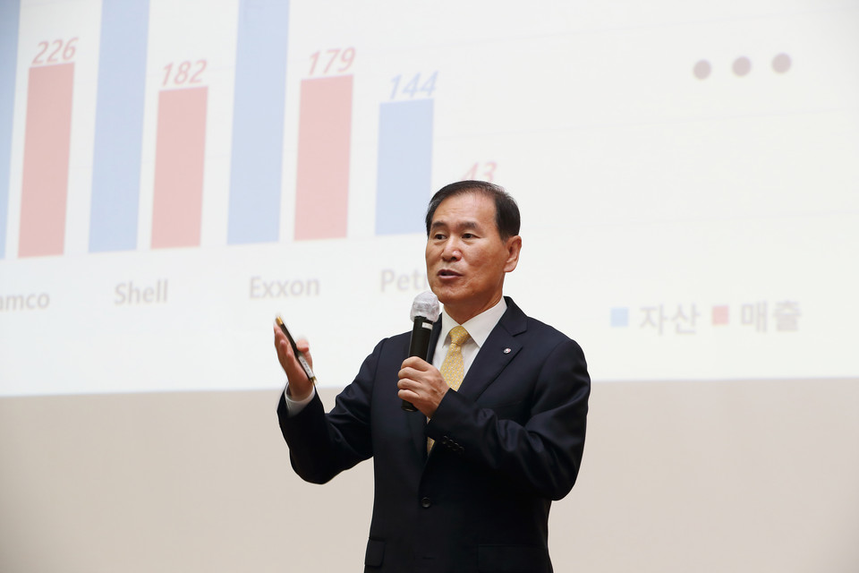 김동섭 석유공사 신임 사장이 8일 울산 혁신도시에 위치한 본사에서 열린 취임식에서 취임사를 하고 있다.